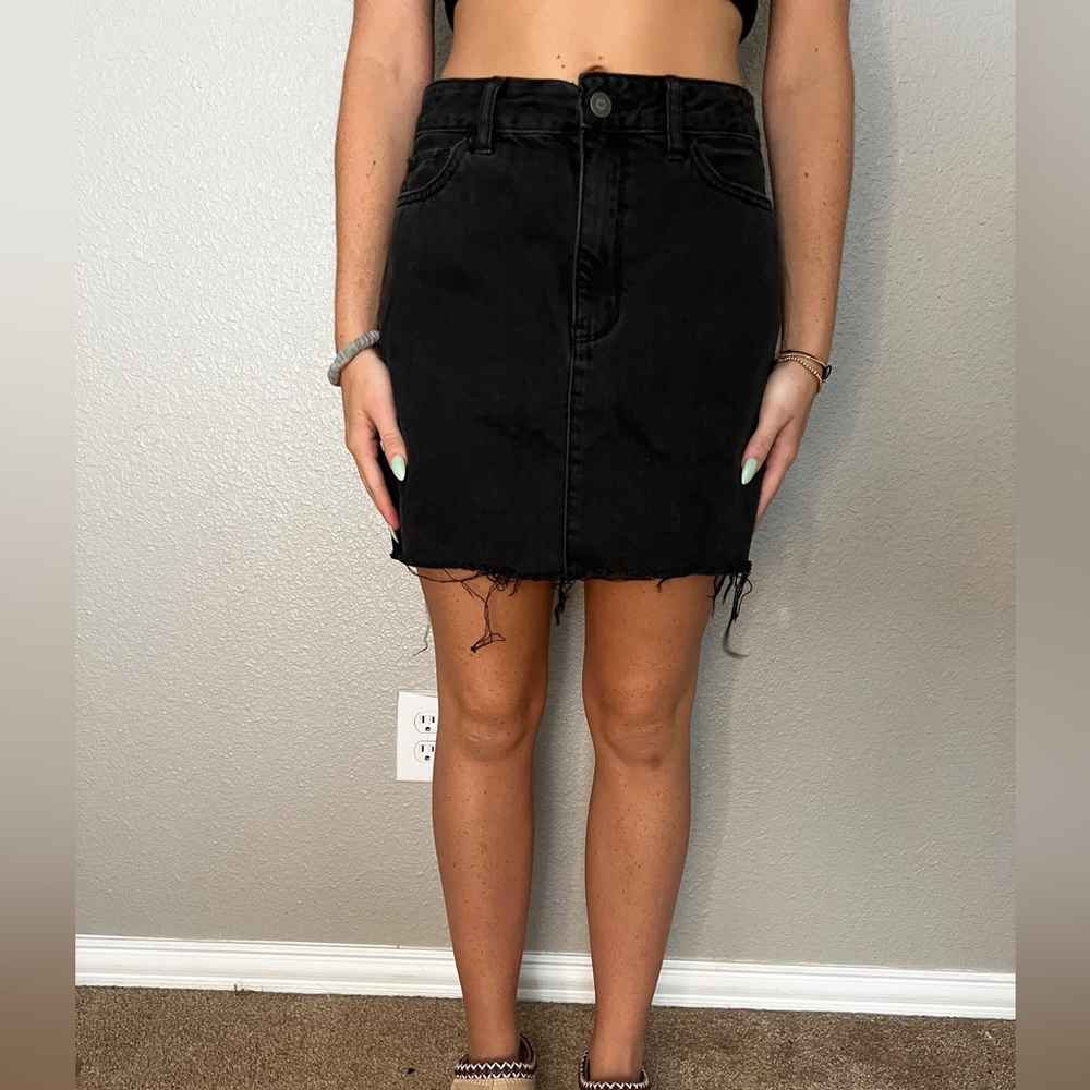 Black jean skirt// hollister// size 28